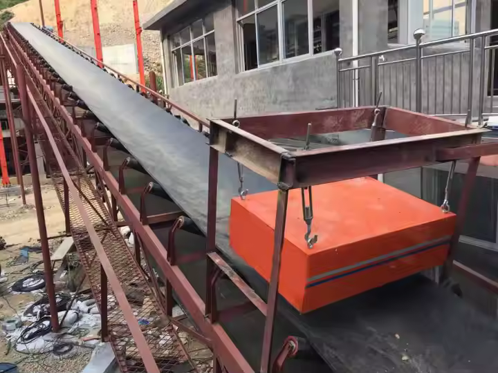Magnetische plaat - MENSINK Magnetics Magnetische plaat boven transportbaan